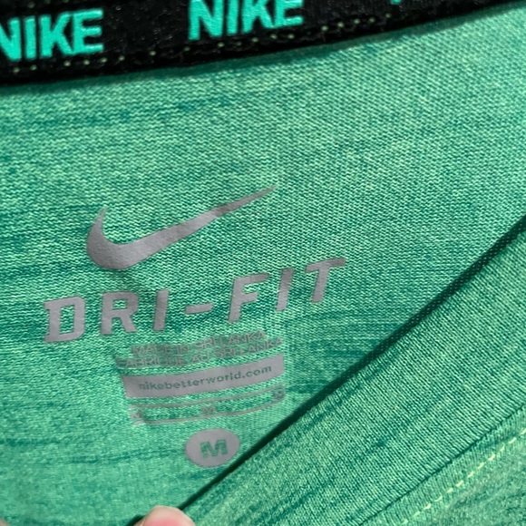 Nike green t shirt size m - Picture 2 of 3